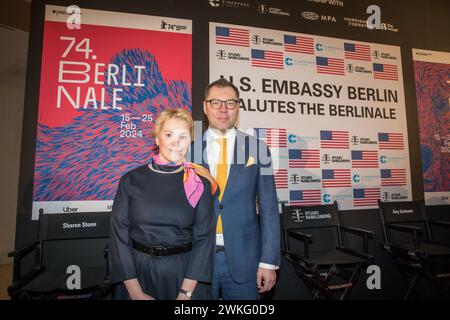 Die US-Botschaft in Berlin begrüßte Persönlichkeiten aus Filmindustrie, Kultur und Politik zu ihrem jährlichen Berlinale-Empfang am 20. Februar 2024, bei dem die Demokratie im Rampenlicht stand. Diese Veranstaltung ehrt die 74. Internationalen Filmfestspiele Berlin, eine langjährige Anlaufstelle für den kulturellen Austausch zwischen den USA und Deutschland. Angesichts der globalen Besorgnis über die Unterdrückung der Grundrechte durch autoritäre Regime ist die Bedeutung internationaler Filmfestivals wie der Berlinale kritischer denn je geworden. Die Rezeption zeichnet sich nicht nur durch ihre illustre Gästeliste aus, ich Stockfoto