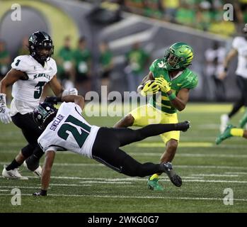 September 2023 – Oregon Ducks Wide Receiver Gary Bryant Jr. #2 dreht sich von Tackler Hawaii Rainbow Warriors defensiv zurück Justin Sinclair #21 während eines Spiels zwischen den Oregon Ducks und den Hawaii Rainbow Warriors im Autzen Stadium in Eugene, OR - Michael Sullivan/CSM Stockfoto