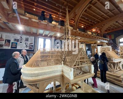 © Cédric Hermel/Radio France/Maxppp - Cédric Hermel/Radio France/Maxppp, 18.02.2024Réplique en miniature de la cathédrale Notre-Dame Exposée à Limoges (Haute-Vienne). Limoges, Frankreich, 18. februar 2024 Ein Modell der Notre-Dame de Paris, ausgestellt in Limoges Dies sind zwei echte hölzerne Meisterwerke im Maßstab 1:20 von Notre-Dame de Paris, die Sie bis zum 11. April 2024 im Musée des Compagnons beobachten können. Der eine bietet einen Rahmen für den Dom mit seinen Aposteln und ist mehr als vier Meter hoch, der andere stellt die Fassade und die Schiffe dar. *** Örtlicher Titel *** Frankreich Bleu Limousin Stockfoto