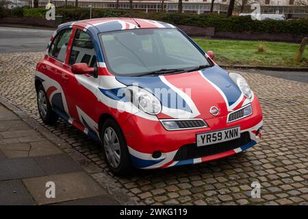 Ein Nissan Micra mit Unions-Flagge in Warrington parkt auf einer Straße von Setts Stockfoto