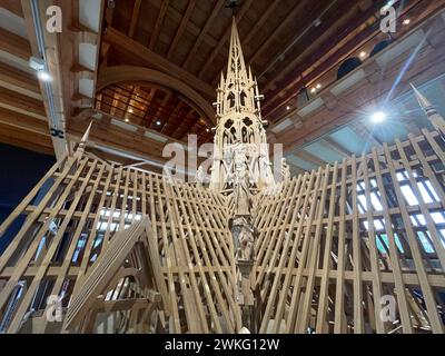 © Cédric Hermel/Radio France/Maxppp - Cédric Hermel/Radio France/Maxppp, 18.02.2024Réplique en miniature de la cathédrale Notre-Dame Exposée à Limoges (Haute-Vienne). Limoges, Frankreich, 18. februar 2024 Ein Modell der Notre-Dame de Paris, ausgestellt in Limoges Dies sind zwei echte hölzerne Meisterwerke im Maßstab 1:20 von Notre-Dame de Paris, die Sie bis zum 11. April 2024 im Musée des Compagnons beobachten können. Der eine bietet einen Rahmen für den Dom mit seinen Aposteln und ist mehr als vier Meter hoch, der andere stellt die Fassade und die Schiffe dar. *** Örtlicher Titel *** Frankreich Bleu Limousin Stockfoto