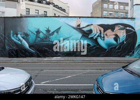 „Siren“ – ein großes Wandgemälde, das in drei Tagen im Juli 2023 vom Straßenkünstler SpraySaint erstellt wurde, Teil des Plymouth Selfie Wall Project. Stockfoto