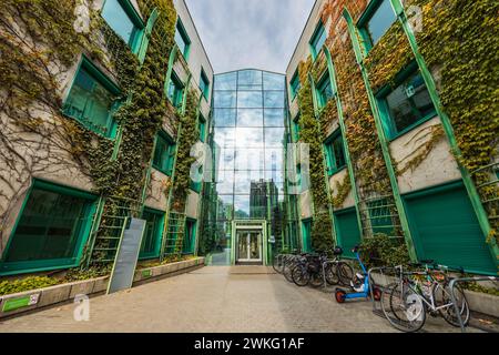 Warschau, Polen - 14. Oktober 2023: Farbenfrohe Fassade des Universitätsbibliotheksgebäudes mit schönem Innenraum und farbenfrohen und großen Garten auf dem Dach Stockfoto