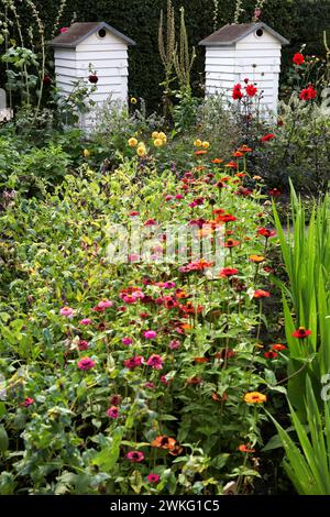 Hölzerne Bienenstöcke in einem Garten Stockfoto