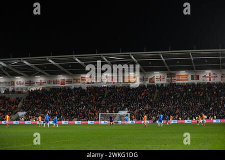 Blackpool Fans während des Halbfinalspiels der Bristol Street Motors Trophy Blackpool gegen Peterborough United in Bloomfield Road, Blackpool, Großbritannien, 20. Februar 2024 (Foto: Gareth Evans/News Images) Stockfoto