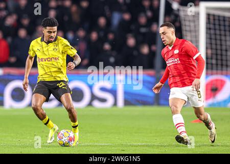 Eindhoven, Niederlande. Februar 2024. EINDHOVEN, NIEDERLANDE - 20. FEBRUAR: Ian Maatsen von Borussia Dortmund dribbelt während des 1. Leg-Spiels der UEFA Champions League zwischen PSV und Borussia Dortmund am 20. Februar 2024 im Philips Stadion in Eindhoven. (Foto von Peter Lous/Orange Pictures) Credit: Orange Pics BV/Alamy Live News Stockfoto