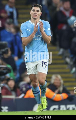 Julián Álvarez von Manchester City applaudiert den Fans, als er während des Premier League-Spiels Manchester City gegen Brentford im Etihad Stadium, Manchester, Großbritannien, 20. Februar 2024 (Foto: Mark Cosgrove/News Images) Stockfoto