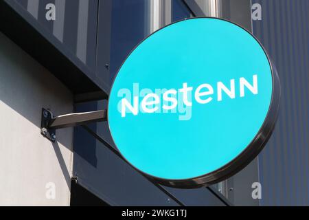 Ccreches, Frankreich – 16. September 2023: Nestenn-Logo an einer Wand. Nestenn ist ein bedeutender Immobilienkonzern in Frankreich, der sich aus mehr als 450 Agenturen zusammensetzt Stockfoto