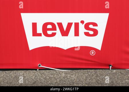 Belleville, Frankreich - 23. Juli 2023: Levi Strauss-Logo an einer Wand. Levi Strauss wurde 1853 gegründet und ist ein US-amerikanisches Bekleidungsunternehmen Stockfoto