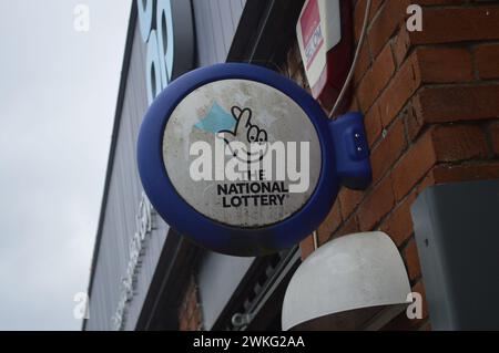 Das nationale Lotteriezeichen außerhalb der Co-op in Killay, Swansea, Wales, Vereinigtes Königreich. Februar 2024. Stockfoto