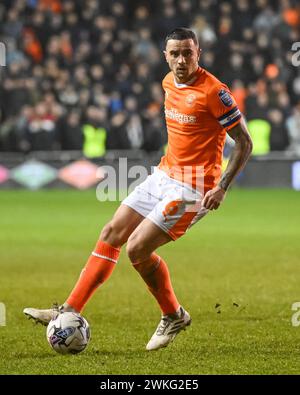 Oliver Norburn von Blackpool in Aktion während des Halbfinalspiels der Bristol Street Motors Trophy Blackpool gegen Peterborough United in Bloomfield Road, Blackpool, Vereinigtes Königreich, 20. Februar 2024 (Foto: Craig Thomas/News Images) Stockfoto