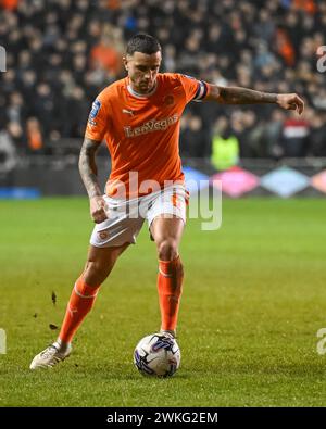 Oliver Norburn von Blackpool in Aktion während des Halbfinalspiels der Bristol Street Motors Trophy Blackpool gegen Peterborough United in Bloomfield Road, Blackpool, Vereinigtes Königreich, 20. Februar 2024 (Foto: Craig Thomas/News Images) Stockfoto