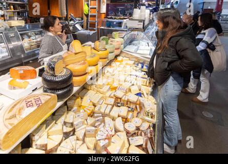 Toronto, Kanada. Februar 2024. Kunden kaufen am 20. Februar 2024 auf einem Markt in Toronto, Kanada. Der kanadische Verbraucherpreisindex (CPI) stieg im Januar im Jahresvergleich um 2,9 Prozent, nachdem er im Dezember 3,4 Prozent gestiegen war, teilte Statistics Canada am Dienstag mit. Quelle: Zou Zheng/Xinhua/Alamy Live News Stockfoto