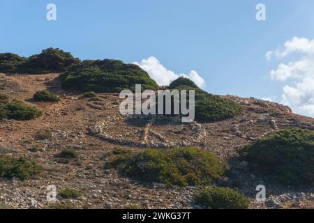 Ein Friedensschild aus Steinen am Strand Praia do Barranco, Sagres, Algarve, Portugal Stockfoto