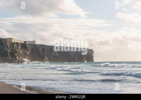 Klippe an der atlantikküste in der Nähe des Strands Praia do Tonel mit Fortaleza de Sagres, Sagres, Algarve, Portugal Stockfoto
