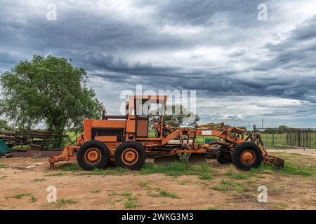 Orangengrader parkt am Straßenrand, Namibia Stockfoto