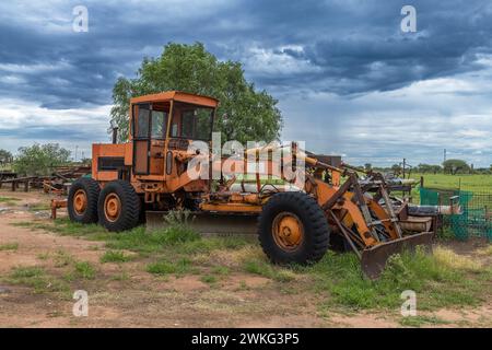 Orangengrader parkt am Straßenrand, Namibia Stockfoto