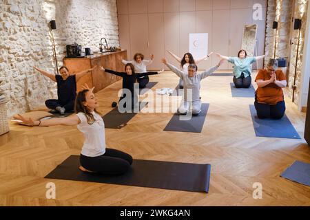 WELPEN-YOGA IN PARIS Stockfoto