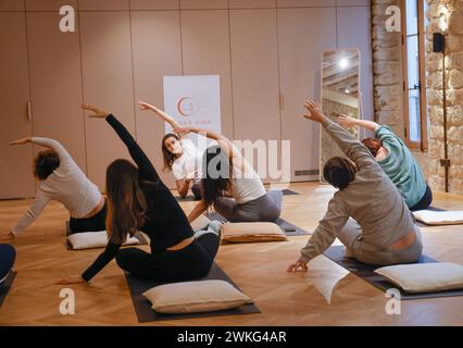 WELPEN-YOGA IN PARIS Stockfoto