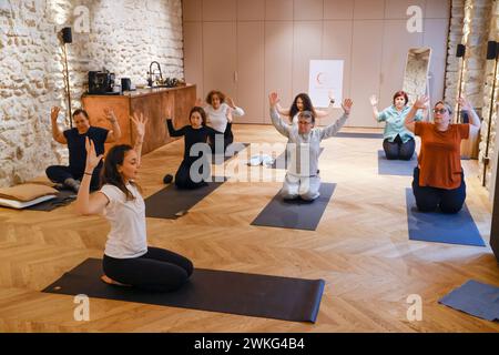 WELPEN-YOGA IN PARIS Stockfoto