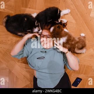 WELPEN-YOGA IN PARIS Stockfoto