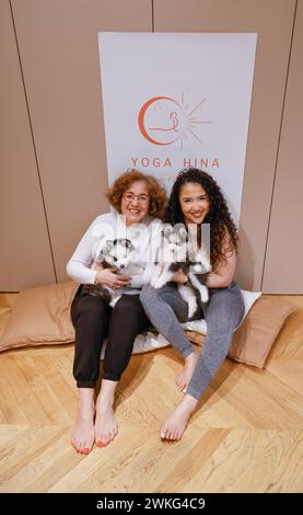 WELPEN-YOGA IN PARIS Stockfoto