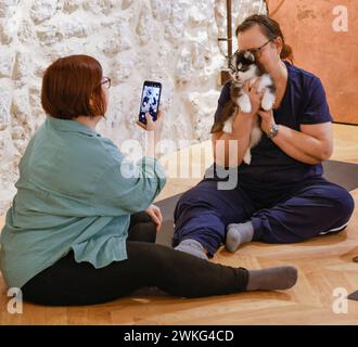 WELPEN-YOGA IN PARIS Stockfoto