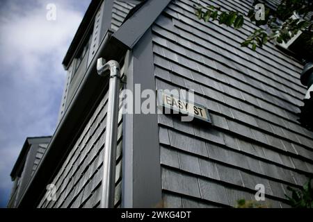 Ein Schild für die Easy Street auf einem Haus in Nantucket, Massachusetts, USA. Stockfoto
