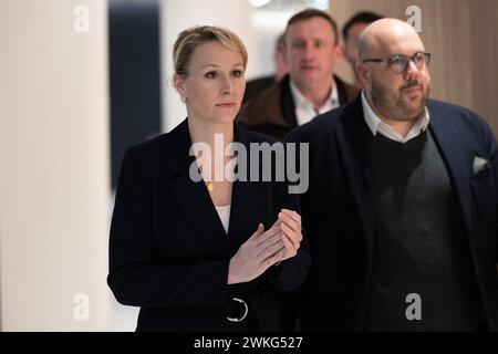 Paris, Frankreich. Februar 2024. Frankreich rechtsextreme Partei Reconquete Mitglied Philippe Vardon, rechtsextreme Partei Reconquete Exekutiv-Vizepräsidentin von Reconquete, Parteiliste für die Europawahlen Marion Marechal nimmt an der Wirtschaftskonferenz der rechtsextremen französischen Partei Reconquete Teil! Am 20. Februar 2024 in Paris. Foto: Raphael Lafargue/ABACAPRESS.COM Credit: Abaca Press/Alamy Live News Stockfoto