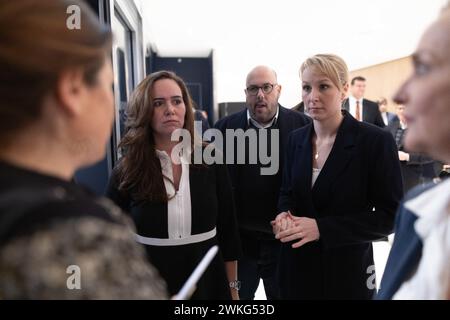 Paris, Frankreich. Februar 2024. Philippe Vardon, französischer politischer Berater des Führers der rechtsextremen französischen Partei Reconquete! Sarah Knafo, französische rechtsextreme Partei Reconquete Exekutiv-Vizepräsidentin von Reconquete, Parteiliste für die Europawahlen Marion Marechal nimmt an der Wirtschaftskonferenz der rechtsextremen französischen Partei Reconquete Teil! Am 20. Februar 2024 in Paris. Foto: Raphael Lafargue/ABACAPRESS.COM Credit: Abaca Press/Alamy Live News Stockfoto