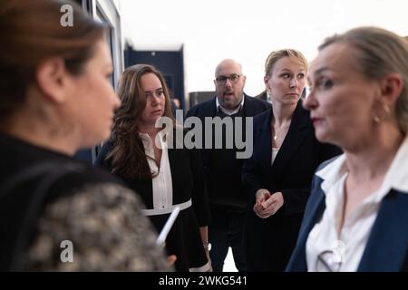 Paris, Frankreich. Februar 2024. Philippe Vardon, französischer politischer Berater des Führers der rechtsextremen französischen Partei Reconquete! Sarah Knafo, französische rechtsextreme Partei Reconquete Exekutiv-Vizepräsidentin von Reconquete, Parteiliste für die Europawahlen Marion Marechal nimmt an der Wirtschaftskonferenz der rechtsextremen französischen Partei Reconquete Teil! Am 20. Februar 2024 in Paris. Foto: Raphael Lafargue/ABACAPRESS.COM Credit: Abaca Press/Alamy Live News Stockfoto