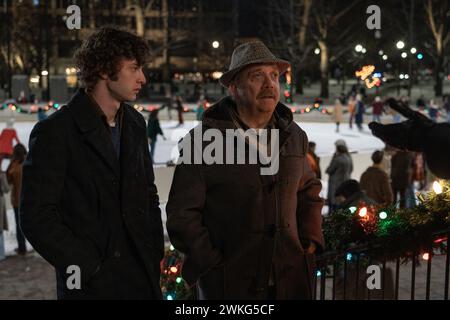 ERSCHEINUNGSDATUM: 10. November 2023. TITEL: Die Holdovers. STUDIO: Miramax. DIREKTOR: Alexander Payne. Niemand mag den Lehrer Paul Hunham, nicht seine Schüler, nicht seine Kollegen, nicht den Schulleiter, der alle seine Pomposität und Starrheit als verärgert empfindet. Da er keine Familie hat und keine Möglichkeit hat, über die Weihnachtsferien im Jahr 1970 zu gehen, bleibt Paul in der Schule, um Schüler zu beaufsichtigen, die nicht nach Hause reisen können. DIE HAUPTROLLEN: DOMINIC SESSA als Angus Tully A, PAUL GIAMATTI als Paul Hunham. (Credit Image: © Miramax/Entertainment Pictures/ZUMAPRESS.com) NUR REDAKTIONELLE VERWENDUNG! Nicht für kommerzielle ZWECKE! Stockfoto