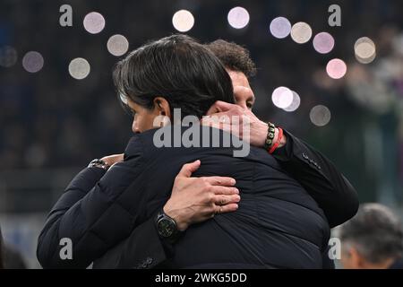 Simone Inzaghi, Cheftrainer des FC Inter, und Diego Simeone, Cheftrainer des Club Atletico de Madrid, während des UEFA Champions League-Spiels zwischen Inter FC Internazionale und Club Atletico de Madrid am 20. Februar 2024 im Giuseppe Meazza San Siro Siro-Stadion in Mailand. Foto: Tiziano Ballabio Stockfoto