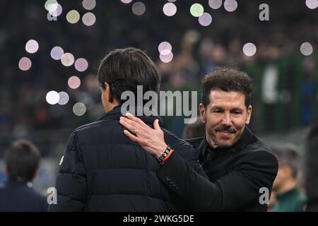 Simone Inzaghi, Cheftrainer des FC Inter, und Diego Simeone, Cheftrainer des Club Atletico de Madrid, während des UEFA Champions League-Spiels zwischen Inter FC Internazionale und Club Atletico de Madrid am 20. Februar 2024 im Giuseppe Meazza San Siro Siro-Stadion in Mailand. Foto: Tiziano Ballabio Stockfoto