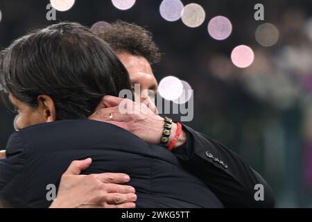 Mailand, Italien. Februar 2024. Simone Inzaghi, Cheftrainer des FC Inter, und Diego Simeone, Cheftrainer des Club Atletico de Madrid, während des UEFA Champions League-Spiels zwischen Inter FC Internazionale und Club Atletico de Madrid am 20. Februar 2024 im Giuseppe Meazza San Siro Siro-Stadion in Mailand. Foto Tiziano Ballabio Credit: Unabhängige Fotoagentur/Alamy Live News Stockfoto