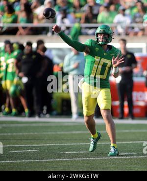 16. September 2023: Der Oregon Ducks Quarterback Bo Nix #10 übergibt den Ball während eines Spiels zwischen den Oregon Ducks und den Hawaii Rainbow Warriors im Autzen Stadium in Eugene ODER Michael Sullivan/CSM Stockfoto