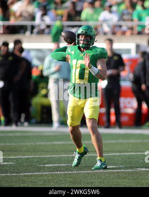 16. September 2023: Der Oregon Ducks Quarterback Bo Nix #10 übergibt den Ball während eines Spiels zwischen den Oregon Ducks und den Hawaii Rainbow Warriors im Autzen Stadium in Eugene ODER Michael Sullivan/CSM Stockfoto