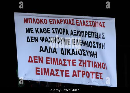 Athen, Griechenland. Februar 2024. Athen, Griechenland, 20. Februar 2024. Griechische Bauern fahren ihre Traktoren am 20. Februar 2024 vor dem parlamentsgebäude in Athen, Griechenland. Sie protestieren gegen die hohen Produktionskosten und die mangelnde Unterstützung durch die Regierung. (Foto: Kostas Galanis/SIPA USA) Credit: SIPA USA/Alamy Live News Stockfoto