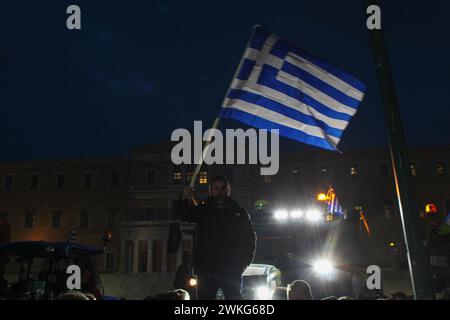 Athen, Griechenland. Februar 2024. Athen, Griechenland, 20. Februar 2024. Griechische Bauern fahren ihre Traktoren am 20. Februar 2024 vor dem parlamentsgebäude in Athen, Griechenland. Sie protestieren gegen die hohen Produktionskosten und die mangelnde Unterstützung durch die Regierung. (Foto: Kostas Galanis/SIPA USA) Credit: SIPA USA/Alamy Live News Stockfoto