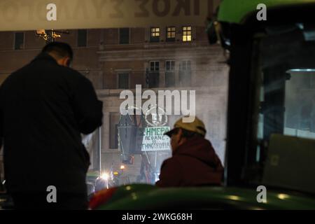 Athen, Griechenland. Februar 2024. Athen, Griechenland, 20. Februar 2024. Griechische Bauern fahren ihre Traktoren am 20. Februar 2024 vor dem parlamentsgebäude in Athen, Griechenland. Sie protestieren gegen die hohen Produktionskosten und die mangelnde Unterstützung durch die Regierung. (Foto: Kostas Galanis/SIPA USA) Credit: SIPA USA/Alamy Live News Stockfoto