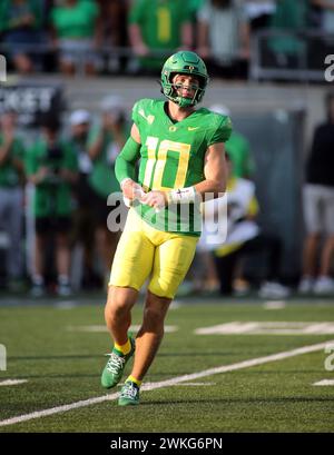 16. September 2023: Oregon Ducks Quarterback Bo Nix #10 während eines Spiels zwischen den Oregon Ducks und den Hawaii Rainbow Warriors im Autzen Stadium in Eugene ODER Michael Sullivan/CSM Stockfoto