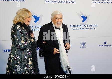 Mario Adorf mit Ehefrau Monique Faye bei Cinema for Peace 2024 im WECC - Westhafen Event & Convention Center Berlin. *** Mario Adorf mit seiner Frau Monique Faye im Cinema for Peace 2024 im WECC Westhafen Event Convention Center Berlin Stockfoto