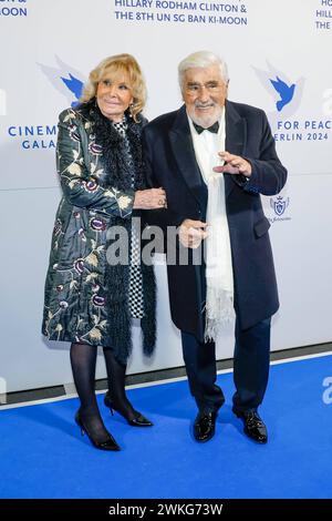 Mario Adorf mit Ehefrau Monique Faye bei Cinema for Peace 2024 im WECC - Westhafen Event & Convention Center Berlin. *** Mario Adorf mit seiner Frau Monique Faye im Cinema for Peace 2024 im WECC Westhafen Event Convention Center Berlin Stockfoto