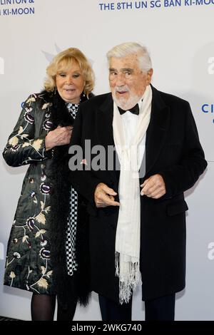 Mario Adorf mit Ehefrau Monique Faye bei Cinema for Peace 2024 im WECC - Westhafen Event & Convention Center Berlin. *** Mario Adorf mit seiner Frau Monique Faye im Cinema for Peace 2024 im WECC Westhafen Event Convention Center Berlin Stockfoto