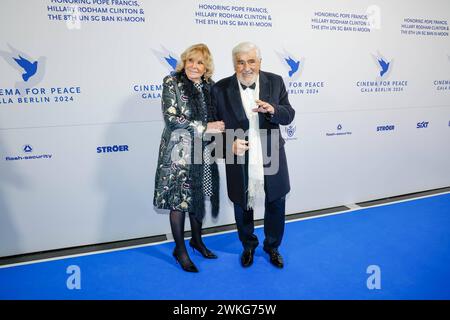 Mario Adorf mit Ehefrau Monique Faye bei Cinema for Peace 2024 im WECC - Westhafen Event & Convention Center Berlin. *** Mario Adorf mit seiner Frau Monique Faye im Cinema for Peace 2024 im WECC Westhafen Event Convention Center Berlin Stockfoto