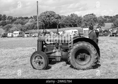 Drayton.Somerset.United Kingdom.19. August 2023.Ein Standard-Fordson aus dem Jahr 1936 wird auf einer Yesterdays-Farmveranstaltung gezeigt Stockfoto