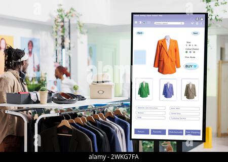Interaktiver Monitor Board Kiosk Service, trendige Kleidungsstücke und Waren in der Mode Boutique im Einkaufszentrum. Touchscreen mit Benutzeroberfläche des Online-Shops, Selbstbedienungskasse. Stockfoto