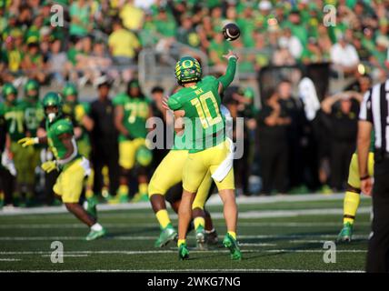 16. September 2023: Der Oregon Ducks Quarterback Bo Nix #10 gibt den Ball während eines Spiels zwischen den Oregon Ducks und den Hawaii Rainbow Warriors im Autzen Stadium in Eugene ODER Michael Sullivan/CSM Stockfoto