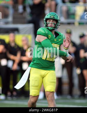 16. September 2023: Oregon Ducks Quarterback Bo Nix #10 während eines Spiels zwischen den Oregon Ducks und den Hawaii Rainbow Warriors im Autzen Stadium in Eugene, ODER Michael Sullivan/CSM Stockfoto