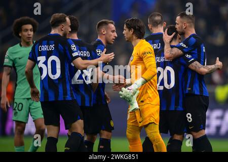 Mailand, Italien. 20. Februar 2024. Die Spieler des FC Internazionale feiern den Sieg am Ende des Fußballspiels der UEFA Champions League zwischen dem FC Internazionale und dem Club Atletico de Madrid. Quelle: Nicolò Campo/Alamy Live News Stockfoto